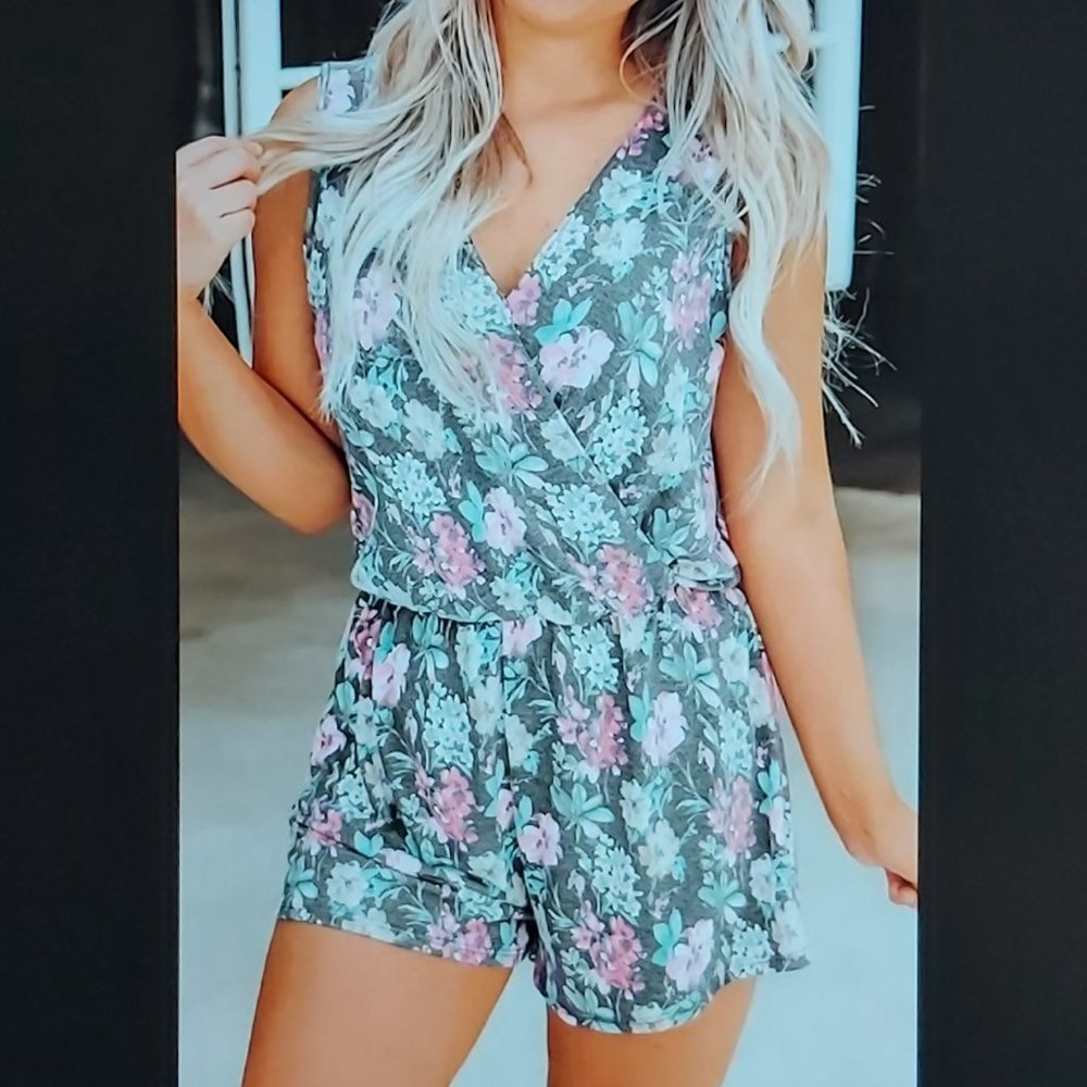 🔥 3/$16 🔥 031. Gray Vintage Wash Floral Print Sleeveless Romper Size S